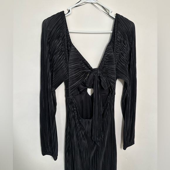 Black Pleated Front Cutout Back Tie
Maternity Midi Dress - Picture 7 of 7